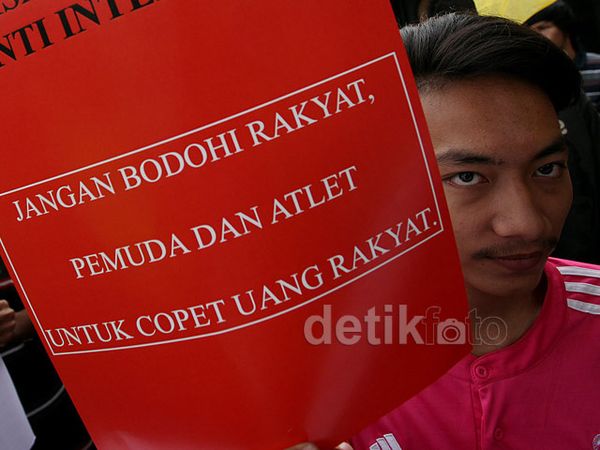 Bawa Bendara Kuning, Banter Demo Kemenpora