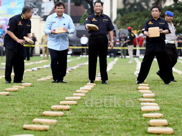 Kabareskrim Gelar Barang Bukti 2,1 Ton Ganja