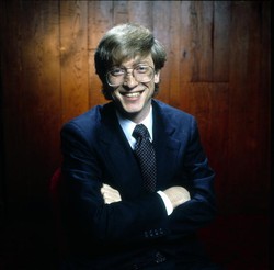 Aksi Konyol Bill Gates Lompat Kursi Ketika Diwawancara