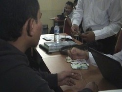 Pura-pura akan Salat, Pria ini Ternyata Kuras Kotak Amal Pakai Lidi