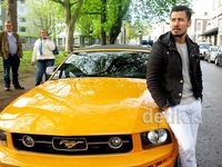 So Cool... Pose Chicco Jerikho di Ford Mustang Kuning