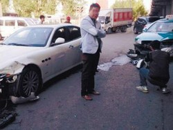 Sopir Taksi Perempuan Menangis Setelah Tabrakan dengan Maserati