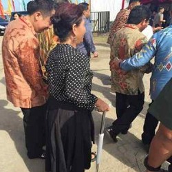 Jatuh dari Speedboat, Menteri Susi Berjalan Pakai Tongkat