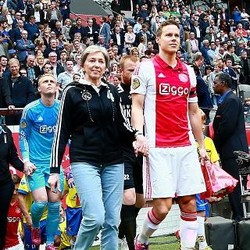 Rayakan Hari Ibu, Pemain Ajax Masuk ke Lapangan dengan Ibu-ibu Mereka