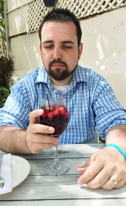 Liburan Tanpa Anak Istri, Pria Ini Pasang Muka Sedih di Setiap Fotonya