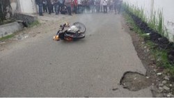 Terhenti karena Kereta Api Lewat, 2 Penjambret Dihajar Massa