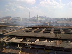 Seorang Pemuda Terjatuh dari Lantai 2 saat Bantu Pemadaman Pasar Johar