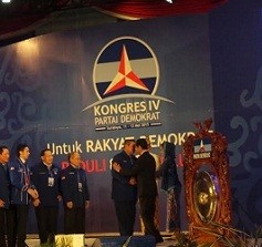 Jokowi Pukul Gong Buka Kongres IV PD Lalu Cipika-cipiki dengan SBY