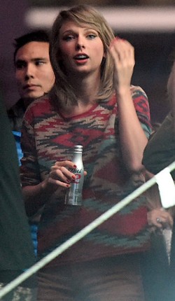 Calvin Harris dan Taylor Swift Kepergok Bergandengan Tangan di Konser