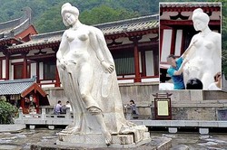 Turis Cabul di Tiongkok, Remas Payudara Patung Istri Kaisar