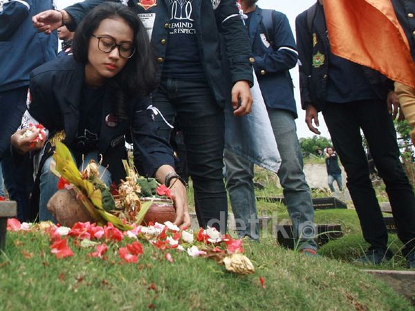Tabur Bunga 17 Tahun Tragedi Trisakti