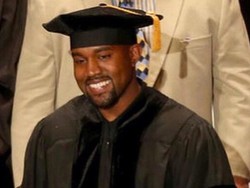 Kanye West Raih Gelar Doktor Kehormatan