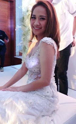 Foto: BCL Tampil Memukau dengan Gaun Putih Transparan