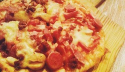 Milan Pizzeria Cafe: Ngemil Pizza dengan Topping Aneka Daging Ditemani Vanilla Green Tea yang Lembut