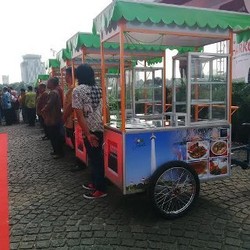 Bagi-bagi Gerobak Bakso Gratis, Mendag Gobel: Jangan Pakai Daging Celeng!