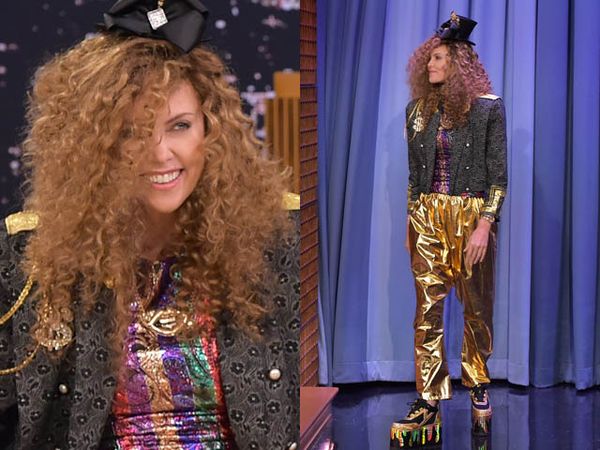 Keriting dan Bercelana Emas, Charlize Theron Nyentrik Banget!