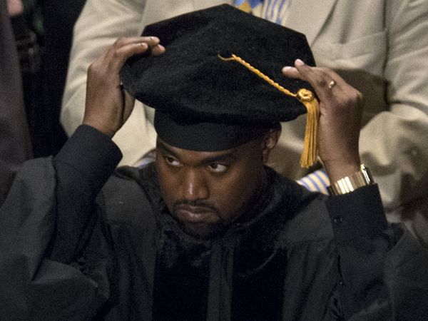Kanye West Raih Gelar Doktor