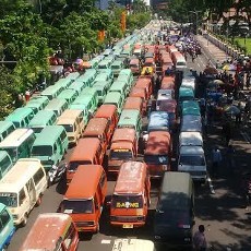 Ini Penampakan Mogok Massal Angkutan Kota di Depan Grahadi