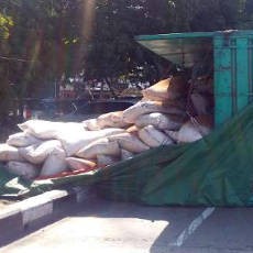 Truk Muat Kopra Terguling Saat akan Putar Balik