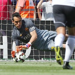 Satu Tangan Bravo Sudah Sentuh Trofi Ricardo Zamora