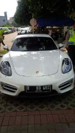 Disetop Karena Kebut-kebutan, Nopol Porsche Cayman Ini Ternyata Bodong
