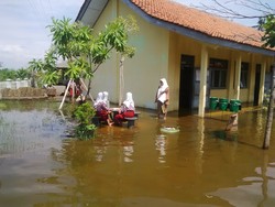 Ruangan Kelas Dilanda Banjir Rob, Ratusan Siswa Belajar di Musala