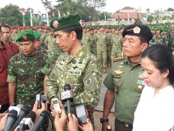 Bersenjata dan Berseragam Kostrad, Jokowi Hadiri Pembangunan RS Ridwan Meuraksa