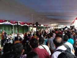 Begini Aksi Jokowi Berikan Kuis Berhadiah Sepeda di Kampung Melayu