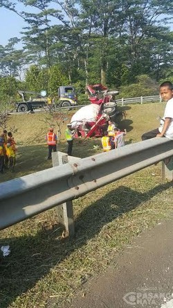 Tabrak Nissan, Truk Molen Terguling di KM 36 Tol Sentul