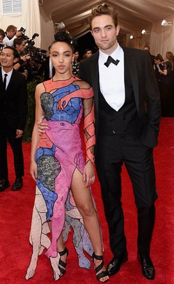 Ultah ke-28, Robert Pattinson Akan Menikah dengan FKA Twigs Tahun Ini?
