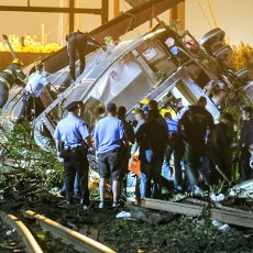 Kereta Amtrak Anjlok di Philadelphia AS Tewaskan 5 Orang, Puluhan Luka