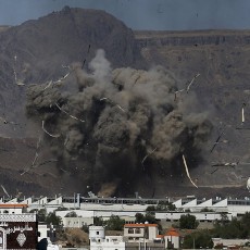 Serangan Arab Saudi Picu Ledakan di Depot Senjata Yaman, 69 Orang Tewas