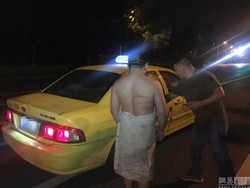 Ingin Pulang Tapi Tak Punya Duit Pria Ini Nekat Telanjang di Jalanan