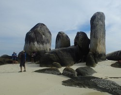 Keren! Pulau Kecil di Belitung Penuh Granit Raksasa