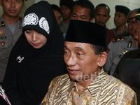 Fuad Amin Sidang Ditemani Istri Muda