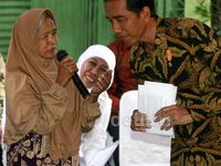Jokowi Bagikan 3 'Kartu Sakti' di Kampung Melayu