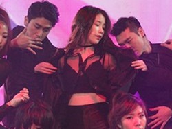 Perankan Penyanyi Seksi, IU Berbaju Hitam Transparan di Producer