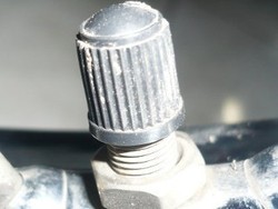 Manfaat Tutup Pentil Ban yang Sering Tidak Dianggap