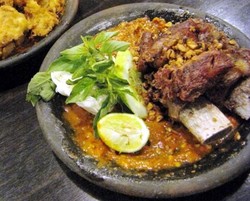 Gurih Empuk, Iga Penyet yang Sedap Disantap dengan Sambal Ulek