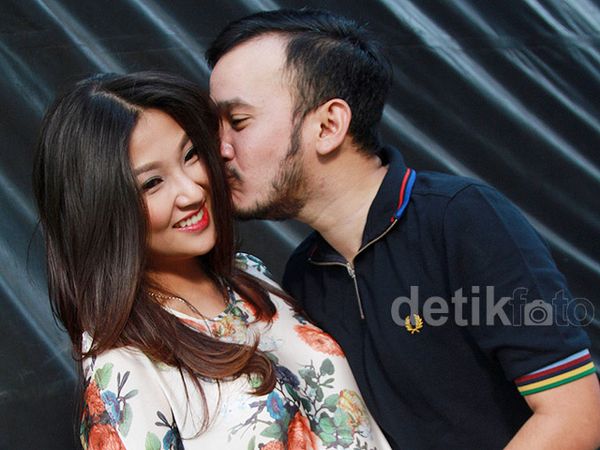 Mesranya Ruben Onsu Cium Sarwendah