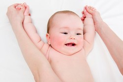 Begini Caranya Mengenalkan Kebiasaan Menggosok Gigi Sejak Bayi