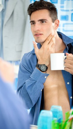 Survei: Pria Kini Lebih Sering Bercermin Daripada Wanita