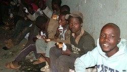 Meski Kondisi Terbatas, Guru SD ini Terus Beri Makan Anak Jalanan di Kenya