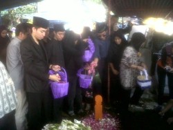 Isak Tangis dan Penghargaan Untuk Ibu Dubes Hery Listyawati Saat Pemakaman