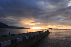 Di Alor, Matahari Terbenam di Antara 3 Pulau