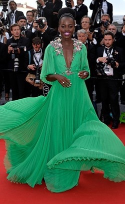 Foto: Lupita Nyongo Mempesona dengan Gaun Warna Belalang di Cannes