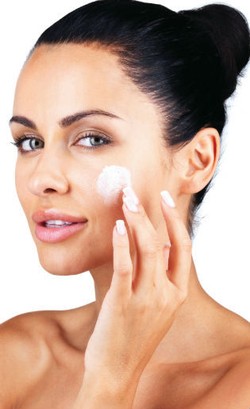 Sudah Tepatkah Cara Anda Pakai Pelembab? Cari Tahu di Sini