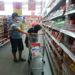 Warga Surabaya Antusias Atas Program Diskon 10% Carrefour