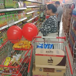 Pakai Kartu Bank Mega, Wanita Ini Belanja Sampai 3 Troli di Carrefour