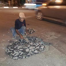 Tuwek, Hobi Tambal Jalan Berlubang dan Sebuah Kejujuran